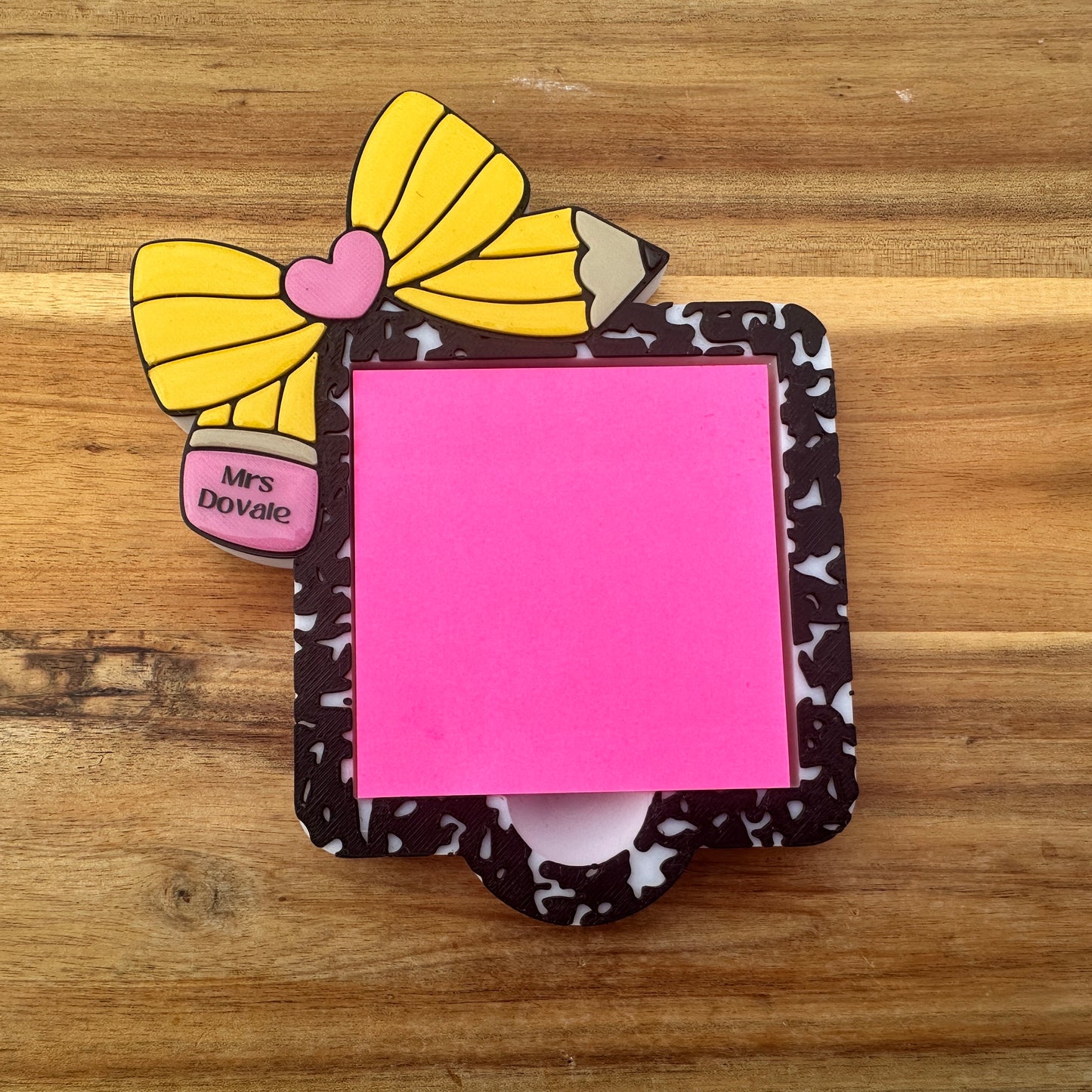 Pink post-it note with decorative bow pencil